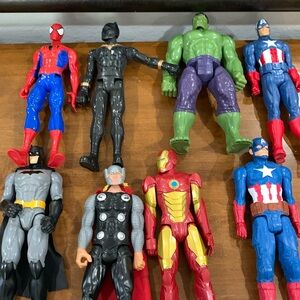 8 MARVEL FIGURES